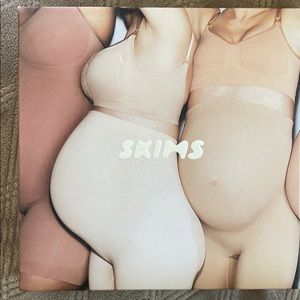 Skims maternity sculpting short mid thigh